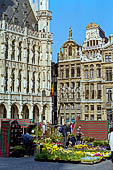 Bruxelles, Belgio - I palazzi della Grand Place, l'angolo Sud-Ovest con l'Hotel de Ville e le Case delle Gilde. 